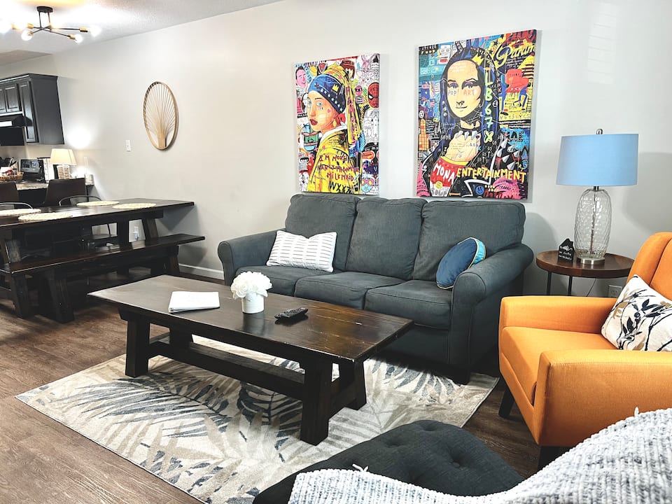 515B living room with a green sofa and colorful artwork